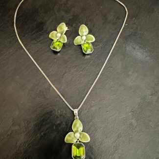 Minimalist Gardenia Green Flower Pendant set