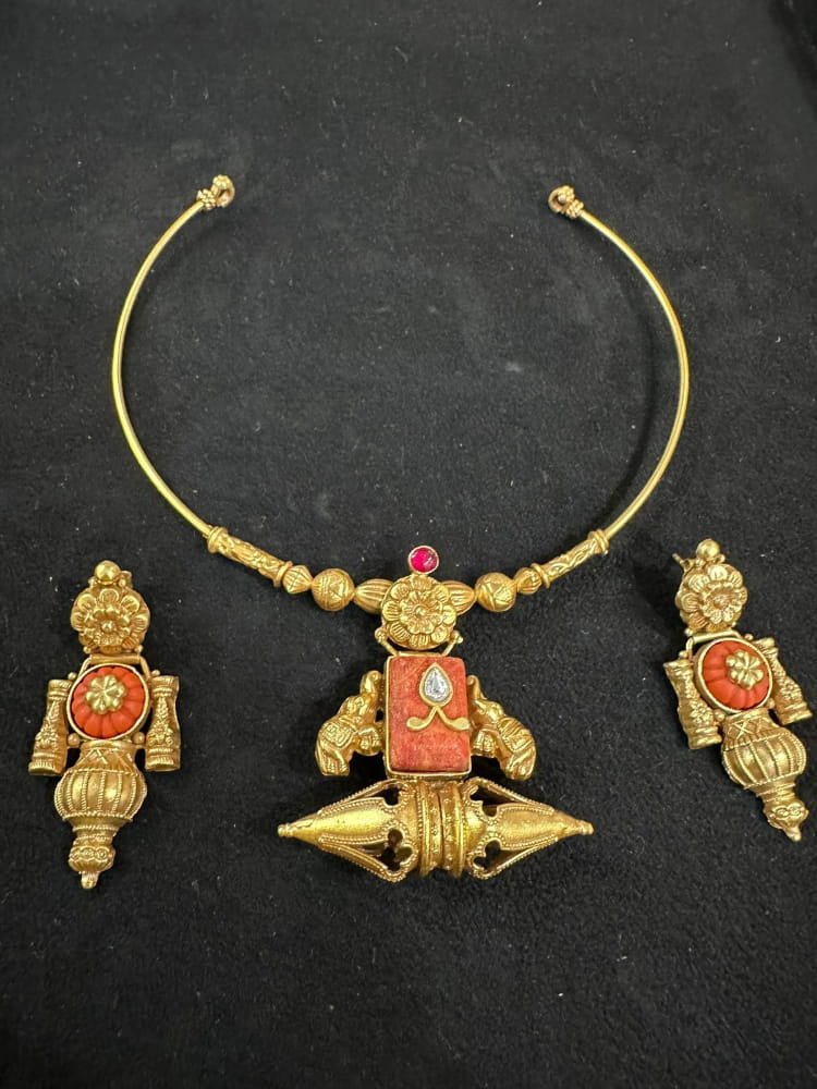 Hasli kolapuri coral pendant necklace set Hasli kolapuri coral pendant necklace set